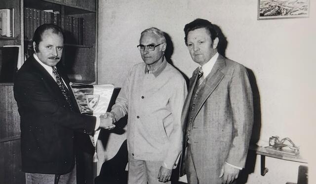 F. Leimlehner sen. übergibt einen Vereinswimpel von MTK Budapest an Bürgermeister Josef Freihammer im Beisein von Präsident Dir. Grossmann. | Foto: (c) Stadtarchiv Amstetten