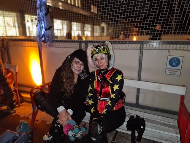 Eva kam mit Pia, die regelmäßig auf der Rollschuhbahn ist