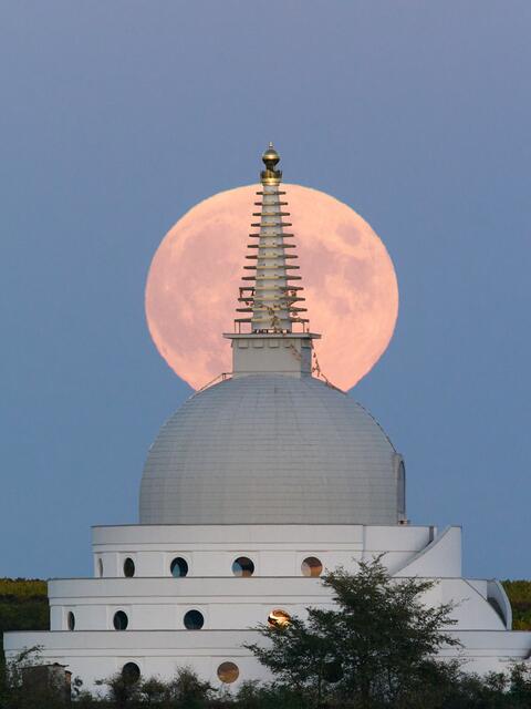Vollmond hinter buddhistischer STUPA
:-)