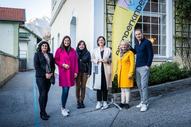 Mitglieder des Bildungsausschusses besuchten die "erfinderkinder" in Wattens: (v.li.) Zeliha Arslan, Sophia Kircher, Birgit Obermüller, Andrea Haselwanter-Schneider und Claudia Hagsteiner mit "erfinderkinder"-Geschäftsführer Florian Schieferer | Foto: Land Tirol