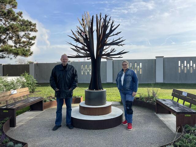 Bürgermeisterin Karin Baier und Stadtrat Wolfgang Zistler vor dem Gedenkbaum am Waldfriedhof
 | Foto: Stadtgemeinde Schwechat