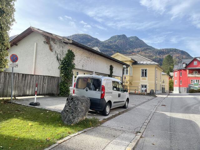 Standort: Kaltenbachstraße – direkt neben der HLW Bad Ischl. Das Heck zeigt stadteinwärts. Achtung: Hier sind 30 km/h erlaubt.