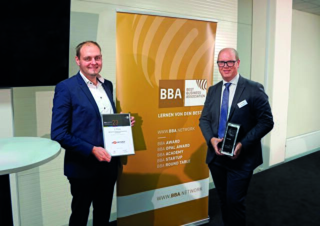 Ascendor-Geschäftsführer Erwin Roither (rechts) und Produktmanager Christian Hofer mit dem Best Business Award. | Foto: Ascendor