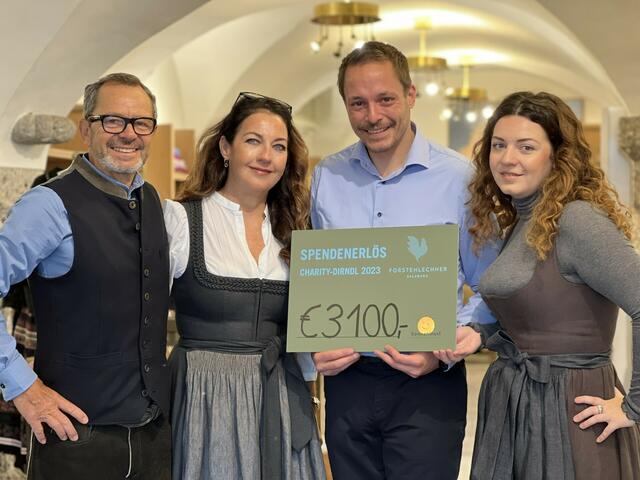 Von links: Reinhard und Liane Forstenlechner, Thomas Janik (Geschäftsführer Sonneninsel Seekirchen) und Mariella Forstenlechner. | Foto: Sonneninsel Seekirchen