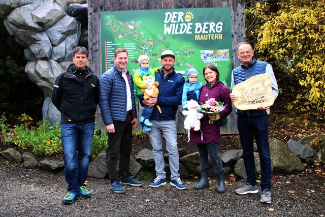 Wilder Berg-Geschäftsführer Georg Bliem (re.) begrüßte am Samstag Familie Lochner aus Bad Hall als 100.000. Besucher und überreichte der Familie ein Geschenkpaket. Glückwünsche gab es auch von Parkleiter Andreas Prieger (1.v.l.) und der Bürgermeister von Mautern Andreas Kühberger (2.v.l.). | Foto: Thomas Kaserer