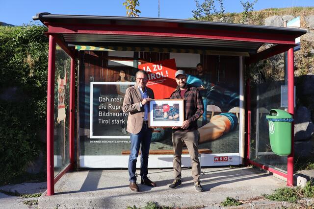 Bezirksstellenobmann der WK Kufstein, Manfred Hautz, gratulierte David Ruprechter (v.l.) recht herzlich zu seinem Gewinn. | Foto: Nimpf