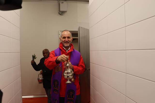 Pfarrer Andreas Tausch übernahm die Segnung des Schlachthofes. | Foto: Elisabeth Neuner