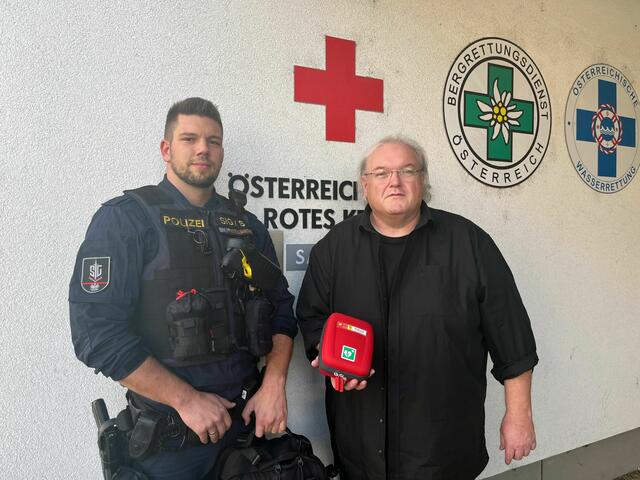 Nachdem er von der Lebensretter-App alarmiert wurde, konnte Fabian Planitzer (links) bereits nach einer Minute mit der Wiederbelebung von Alfred Pfisterers Mutter beginnen und ihr so das Leben retten. | Foto: Rotes Kreuz Salzburg