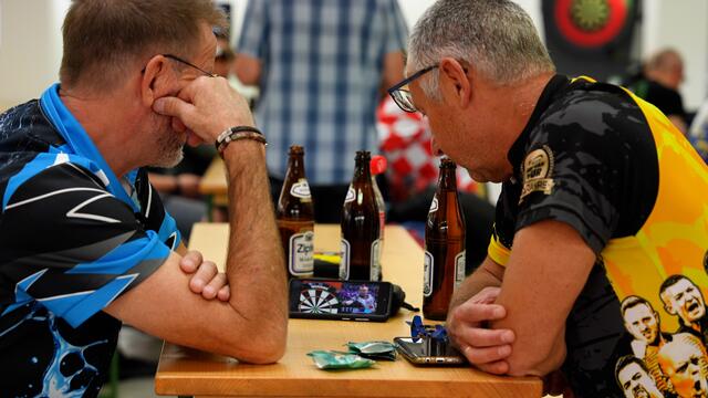 Dart stand für die Teilnehmer im Mittelpunkt, auch wenn sie gerade selbst nicht spielten.  | Foto: Stefan Schubert