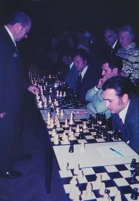 GM Szabo im Simultaneinsatz - hier gegen Traismauers Bürgermeister Haas, der damals ebenfalls Mitglied des Amstettner Schachvereines war.  | Foto: (c) Stadtarchiv Amstetten