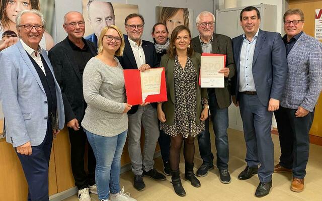 v.li.n.re.: StR Günter Herz, Volkshilfepräsident Prof. Ewald Sacher, Julia Ramharter, StR Werner Stöberl, Bernadette Kneifel, Vorsitzende GRin Alexandra Ambrosch, Reinhard Huber, MEP Dr. Günther Sidl, StR Prof. Helmut Mayer