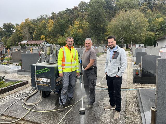 Bauhofleiter Josef Lainerberger, Josef Bauernberger von Masa Stein und Bürgermeister Michael Strasser beim Friedhof Haidershofen. (v.l.) | Foto: Geminde Haiho