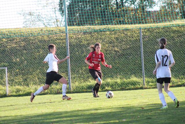 Kein Sieg für Kristina Pendelin (am Ball) und Kolleginnen im letzten Herbstmatch.