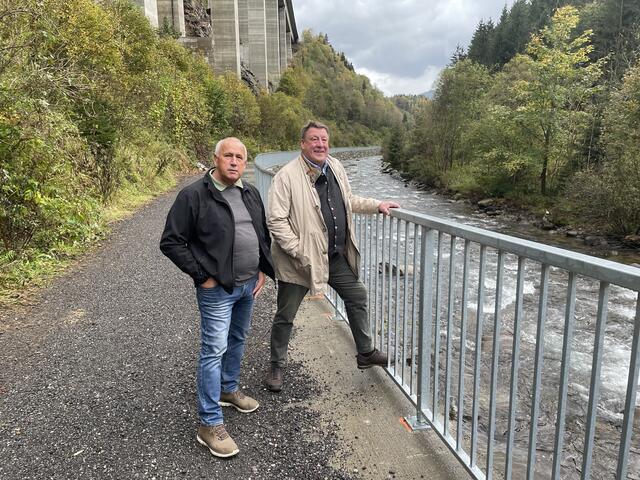 Bauberater Josef Elschwiger und Bürgermeister Josef Jury freuen sich über die Umsetzung des neuen Radweges. | Foto: MeinBezirk