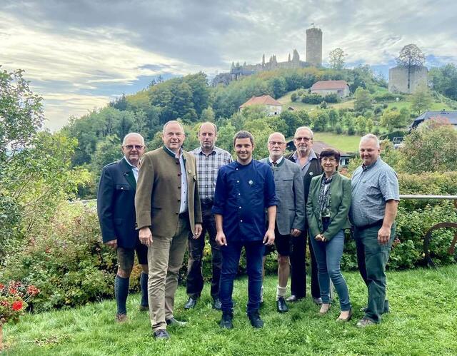 Wirt Daniel Atzmüller (4. v. l.) mit Bezirksjägermeister Josef Rathgeb (2. v. l.) und einigen Mitgliedern des Bezirksjagdausschusses. | Foto: BRS