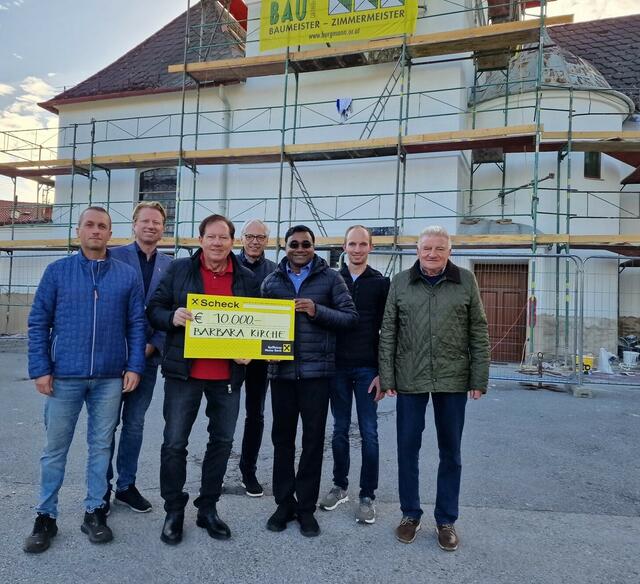 Bürgermeister Matthias Weghofer und Pfarrer Pater Jomon sowie Amtsleiter Christoph Kroyer mit den Pfarrgemeinderäten Thomas Prokop, Peter Pauschenwein, Lukas Weghofer und Anton Koch.  | Foto: Marktgemeinde Wiesen