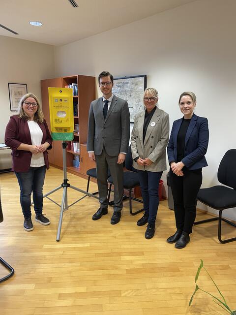 V.l.: Schärdings Umweltstadträtin Bianca Scharnböck, Adrian Melàn, Referent-Politische Abteilung, Christina Gattermaier-Humer und Franziska Riel, Leiterin für Presse und Information. | Foto: Clean4tler OÖ