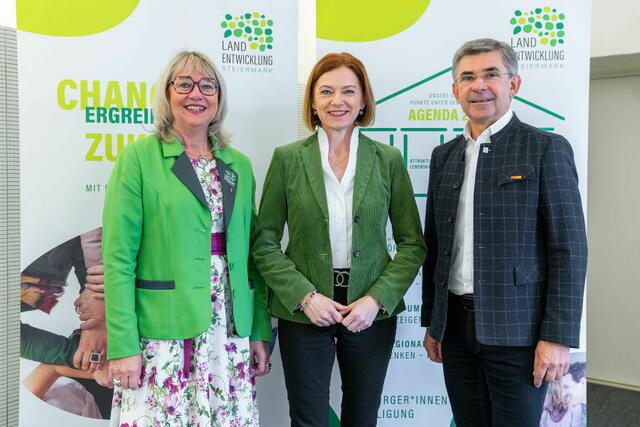 Geschäftsführerin Sandra Höbel (Landentwicklung Steiermark), Landesrätin Simone Schmiedtbauer, Obmann LAbg. Franz Fartek (Landentwicklung Steiermark) (v.l.) | Foto: Land Steiermark/Binder; bei Quellenangabe honorarfrei