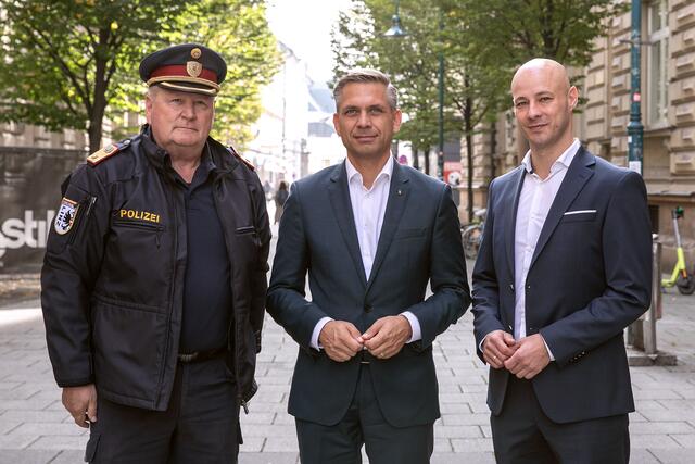 Von links: Stadtpolizeikommandant Karl Pogutter, Landesrat Wolfgang Hattmannsdorfer und Vizebürgermeister Martin Hajart (beide ÖVP).  | Foto: Land OÖ