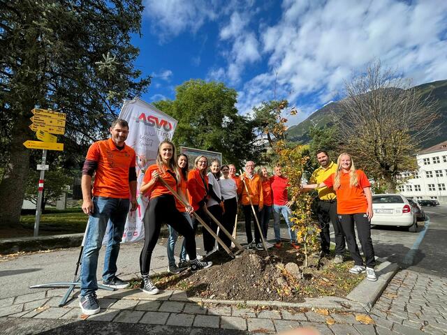 Von l.: Vizebgm. Mathias Niederbacher, Miriam Hammerl, Christina Bock, LA GR Beate Scheiber, Schülerinnen der BFWörgl, StR Philipp Pflaume, Bgm. Herbert Mayer, StR Doris Sailer, GR Ferrari Markus, GR Johannes Schönherr, Laura Tschiderer. | Foto: Stadtgemeinde Landeck