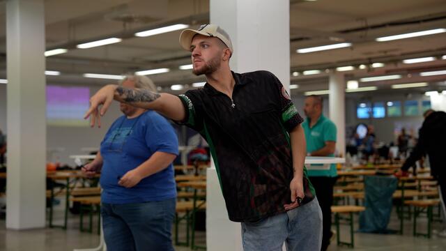 Beim Dart ist viel Konzentration gefordert.  | Foto: Stefan Schubert