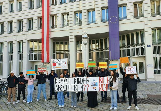 Mitschülerinnen und Mitschüler von Jaba demonstrierten am Montag gegen dessen Abschiebung. | Foto:  JUDITH EGGER / APA / picturedesk.com
