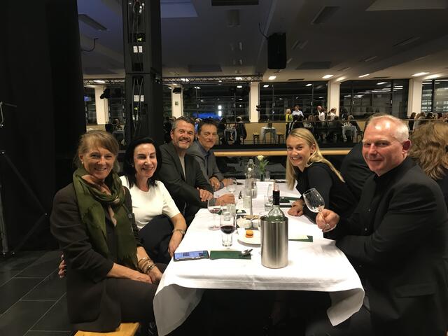 HBLW-Absolventinnen wie Christine Berger oder Marlene Kirnbauer präsentierten ihre beruflichen Karrieren und genossen danach die Feier.           Foto: Robert Kalss 

