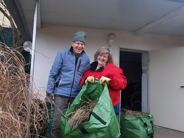 Seniorenbetreuerin Renate Brandtner mit Helmut Gadner beim Gartenpflegen - etwas tun zu können macht Freude und Sinn. | Foto: Renate Brandtner