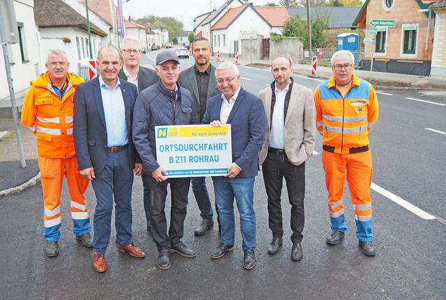 Andreas Wastel (Straßenmeisterei Bruck), Bundesrat Otto Auer, Markus Reisacher (Leiter-Stv. der Straßenmeisterei Bruck), Albert Mayer (Bgm. von Rohrau), Markus Breyer (Vizebgm. von Rohrau), Nationalrat Werner Herbert, Harald Kaufmann (Leiter der NÖ Straßenbauabteilung Tulln), Andreas Habac (Straßenmeisterei Bruck) | Foto: NÖ STD