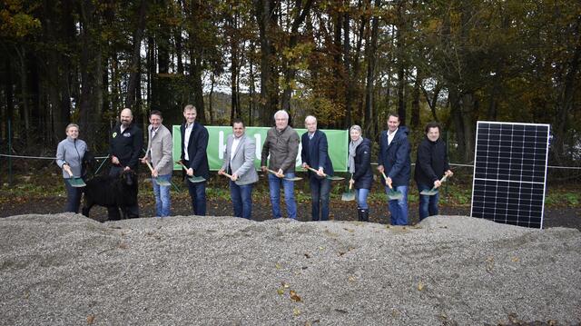 Nahmen heute den Spatenstich in Bleiburg vor (von links): "Shoaf-Bauern" Gerhild und Thomas Koch, LK-Präsident Siegfried Huber, Kelag-Vorstand Danny Güthlein, LAbg. Hannes Mak, Bgm. Stefan Visotschnig, Stadtpfarrer Ivan Olip, LH-Stv. Gaby Schaunig, Kelag-Vorstand Reinhard Draxler und Vizebgm. Hermann Enzi | Foto: RegionalMedien