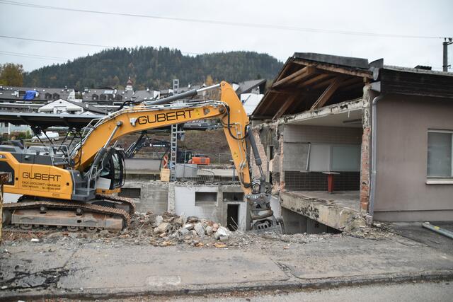 Der Bahnhofsumbau Fritzens-Wattens ist in vollem Gange: Bagger prägen das Bild. | Foto: Kendlbacher