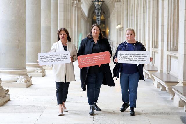 Gleicher Lohn für gleiche Arbeit: Das fordern Wiens Frauenstadträtin Kathrin Gaál (Mitte), AK Präsidentin Renate Anderl (l.) und ÖGB-Frauenvorsitzende Korinna Schumann (r.) zum Equal Pay Day am 31. Oktober 2023. | Foto: PID/Martin Votava
