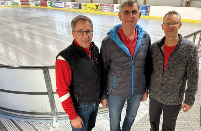 Johannes Schmid, Engelbert Köppel und Thomas Langmann in der Rosentaler Eishalle | Foto: Gemeinde Rosental
