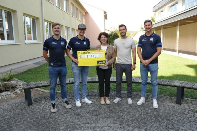 Fabian Racher, Thomas Berger, Direktorin Gabriele Mosch, Johannes Schmidt, Lukas Eder | Foto: SC Blauer Blitz