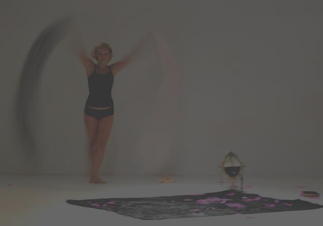 Rosa .... Stoff, Stich, Schnitt ...  art_exile
Performance, Installation
Tatjana Christelbauer Tanz*Hotel Wien
Foto session: Max Moser | Foto: Tatjana Christelbauer