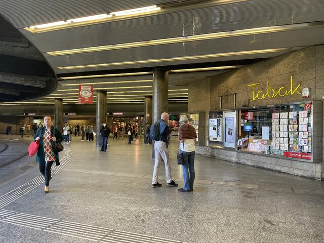 Hinter der Trafik befanden sich bis vor einigen Jahren noch Sitzplätze, daran erinnern sich auch einige Passantinnen und Passanten. | Foto: Anna-Sophie Teischl/RMW