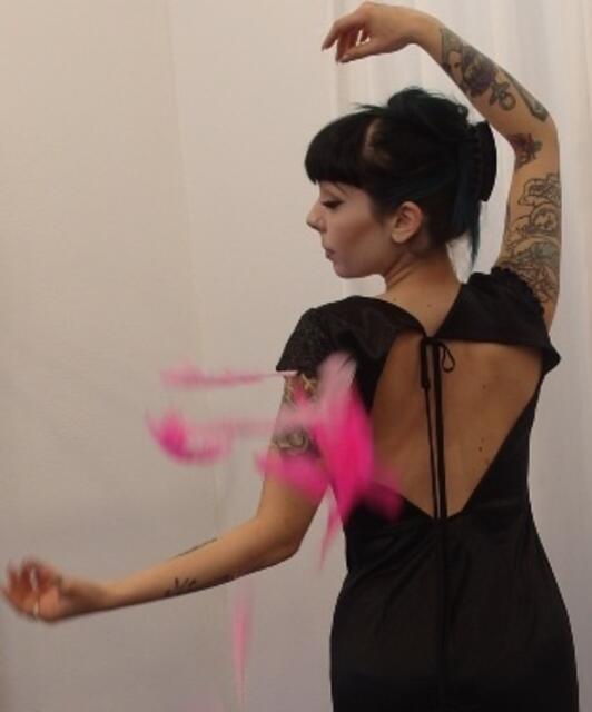 Una-Srna Sehic
"Körper als Projektionsfläche: ich tupfe Rosa ... "
Erzählung, Leseperformance
Kleid: Elke Freytag Design | Foto: Tatjana Christelbauer