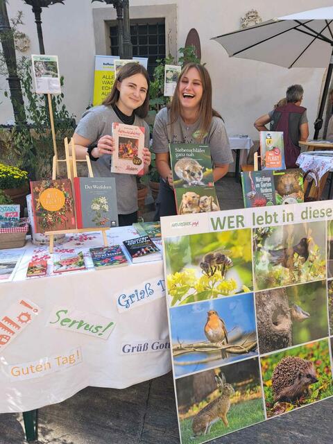 Chiara Pellegrini Leonie Stangl beim Stand am Markt der Artenvielfalt.  | Foto: Oliver Wolf