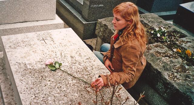 Tatjana Christelbauer am Grab von Marie Laurencin, Paris Pere Lachaise 2008 | Foto: Tatjana Christelbauer