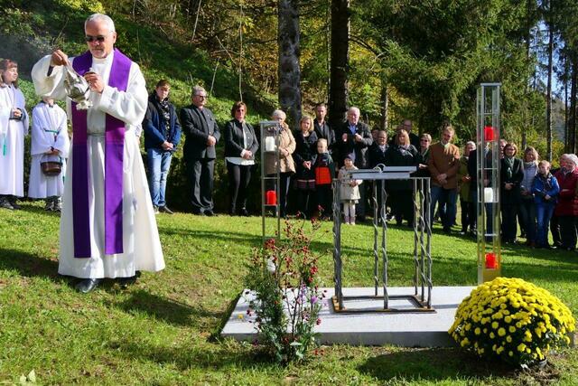 Vergangenen Sonntag wurde der Urnenfriedhof von Pfarrer Karl Rechberger gesegnet. | Foto: Rechberger