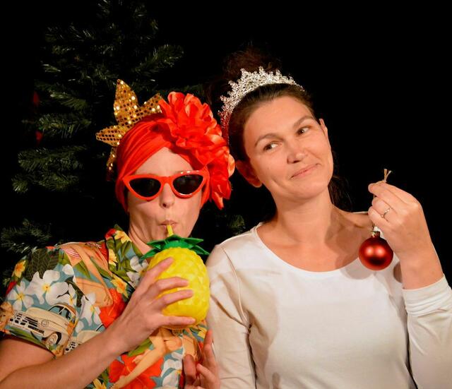 Ines Stockner und Daniela Oberrauch im Stück "Bunte Zeit" (v.l.) | Foto: Nuran Yildirim-Bauschke