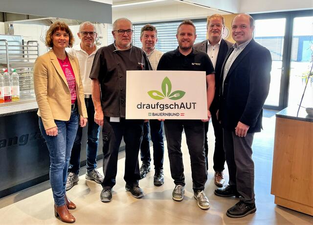 Bezirksbäuerin Monika Rendl, Erwin Witzmann, Karl Feichtner, Wolfgang Freund, Thomas Witzmann, Manfred Hofinger und Christoph Schneiderbauer.
| Foto: OÖ Bauernbund
