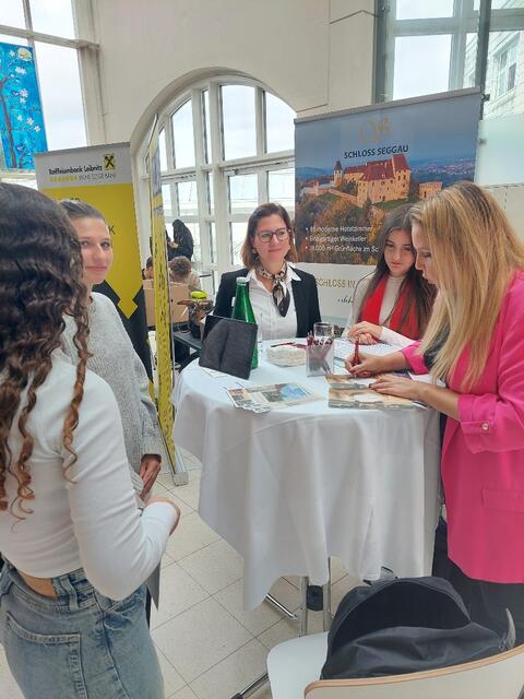 13 Betriebe stellten sich vor, die Schülerinnen und Schüler konnten sich bei den Ansprechpersonen vor Ort informieren. | Foto: hak/has leibnitz
