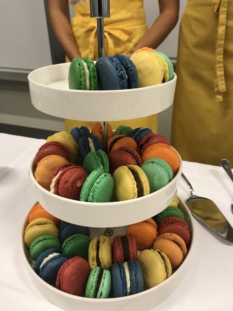 Kulinarische Highlights der Festveranstaltung in der HBLW: Macarons in den Farben der Fachrichtungen der Schule           Foto: Robert Kalss         

