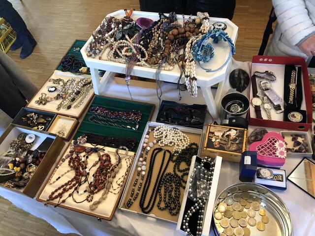 Allerlei Advent- und Weihnachtsschmuck, aber auch andere Schätze werden zum Verkauf angeboten. | Foto: Pfarre Dornbach