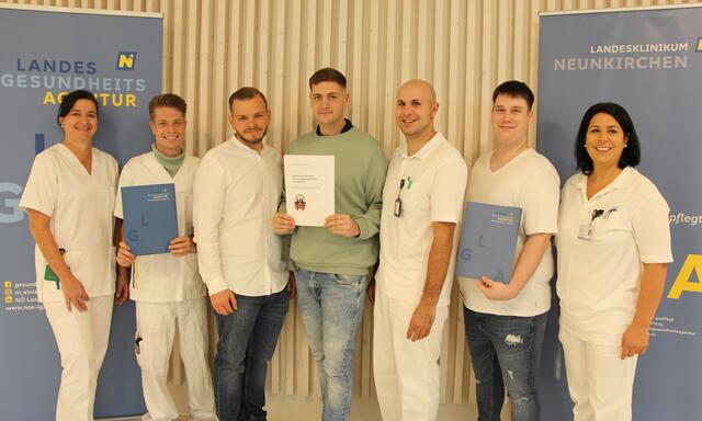 Martina Kirnbauer, Gips-Assistent Jonas Leonhard, Student Konstantin Graser, Mitarbeiter Alexander Starker, Stefan Zechmeister, Mitarbeiter Laurence Lux, Lydia Eliass. | Foto: LK Neunkirchen