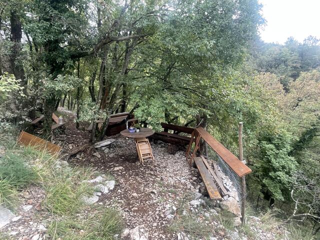 Eine Weinbar mitten im Wald - wie praktisch!