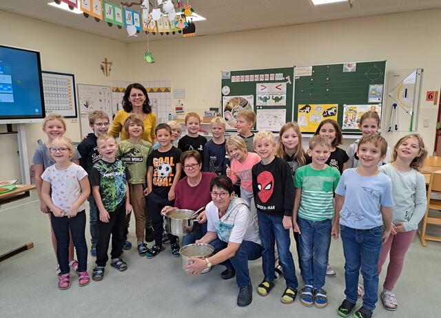Klassenlehrerin Martina Smejkal, die Omas Anna Litschauer und Leopoldine Scharf mit den Schülern der zweiten Klasse der Volksschule Echsenbach | Foto: Marktgemeinde Echsenbach