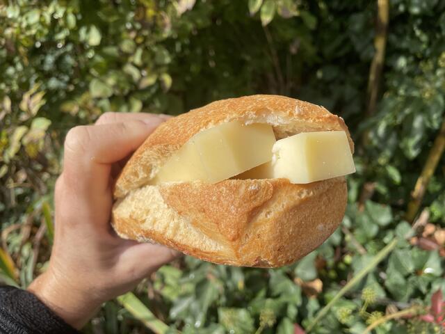 Der Metzger zeigt deutlich seine Liebe zum Käse! ;o)