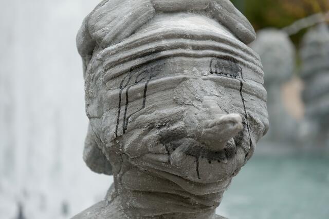 Zahlreiche Figuren des Wiener Jubiläumsbrunnen wurden beschmiert. | Foto: Max Spitzauer/RMW